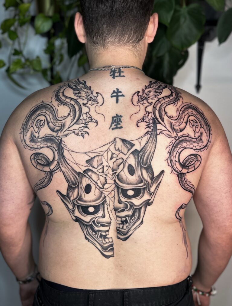 Tetování japonské znaky, masky Hannya, mýtické bytosti drak na záda