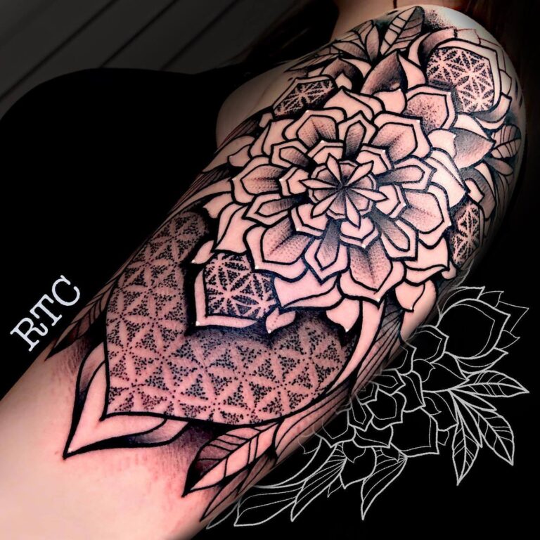 Tetování mandala na rameni