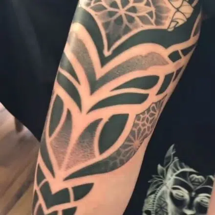 Tetování ornamenty, mandala na stehno