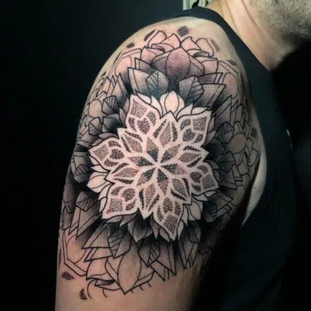 Tetování mandala na rameno