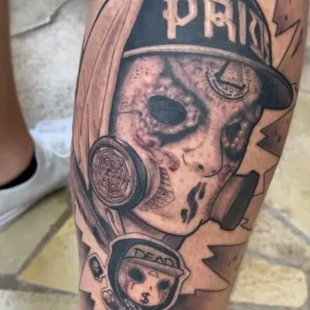 Tetování muž s plynovou maskou na lýtko