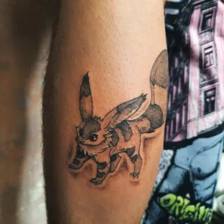 Tetování postavička z anime filmů a pohádek Pokemon na lýtko