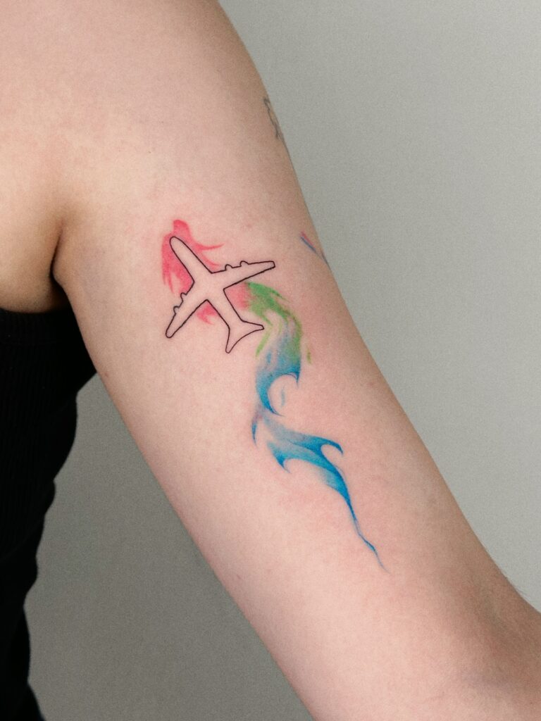 Tetování letadlo, jako symbol cestování na rameno