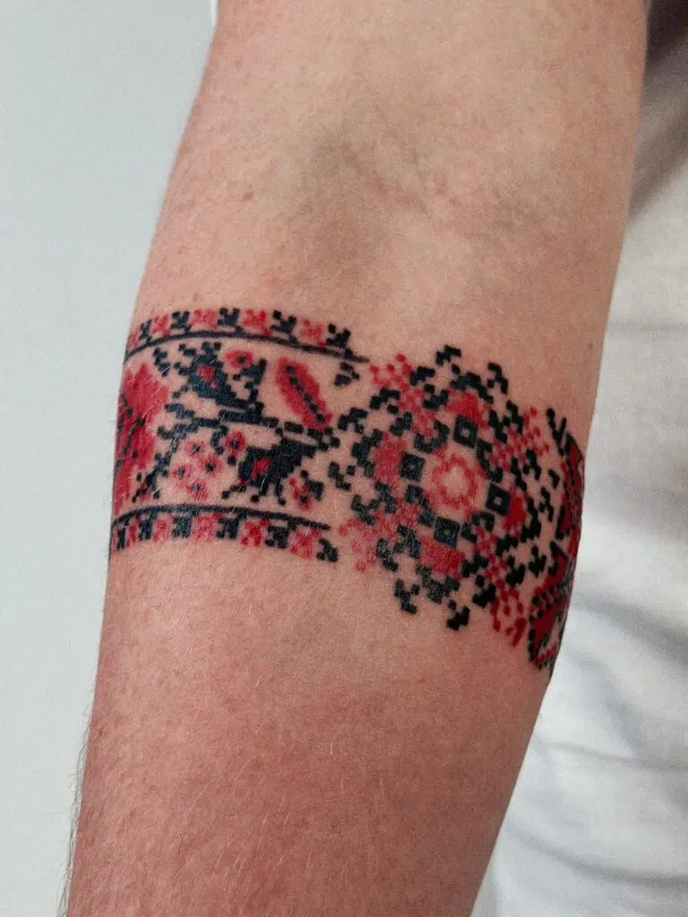 Tetování ornamenty na předloktí