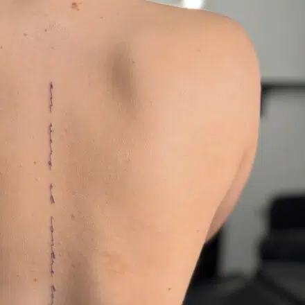 Tetování nápisy, citáty na páteř