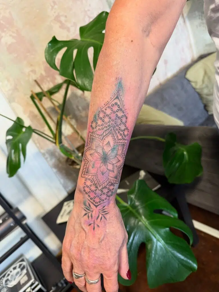 Tetování mandala na předloktí