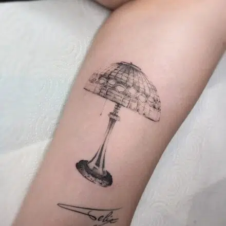 Tetování předmět lampa na lýtko