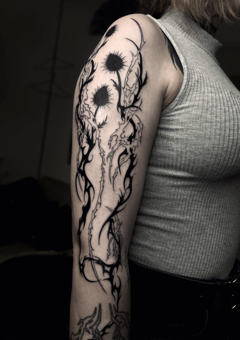 Tetování květiny, neo tribal ornamenty na rameno