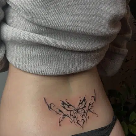 Tetování ornamenty na bedra