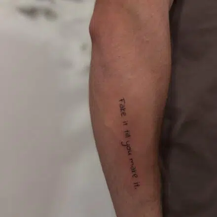 Motivační tetování motto, citát, nápis na předloktí