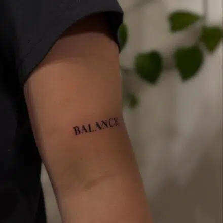 Tetování motivační motto, nápis na rameno