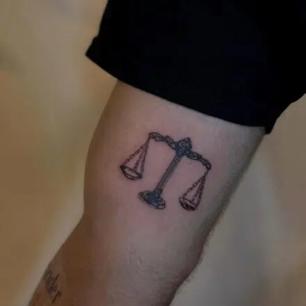 Tetování znamení zvěrokruhu, váhy na rameno