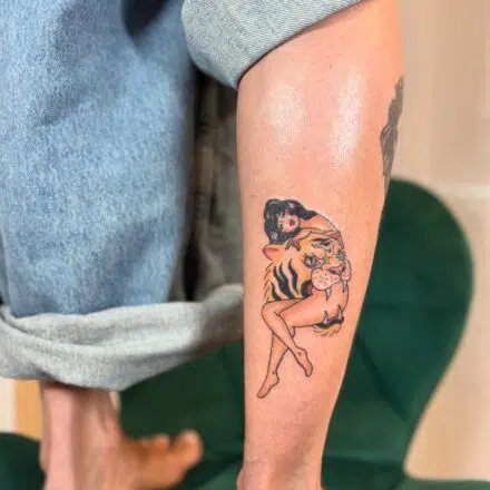 Tetování žena a tygr, zvíře na lýtko