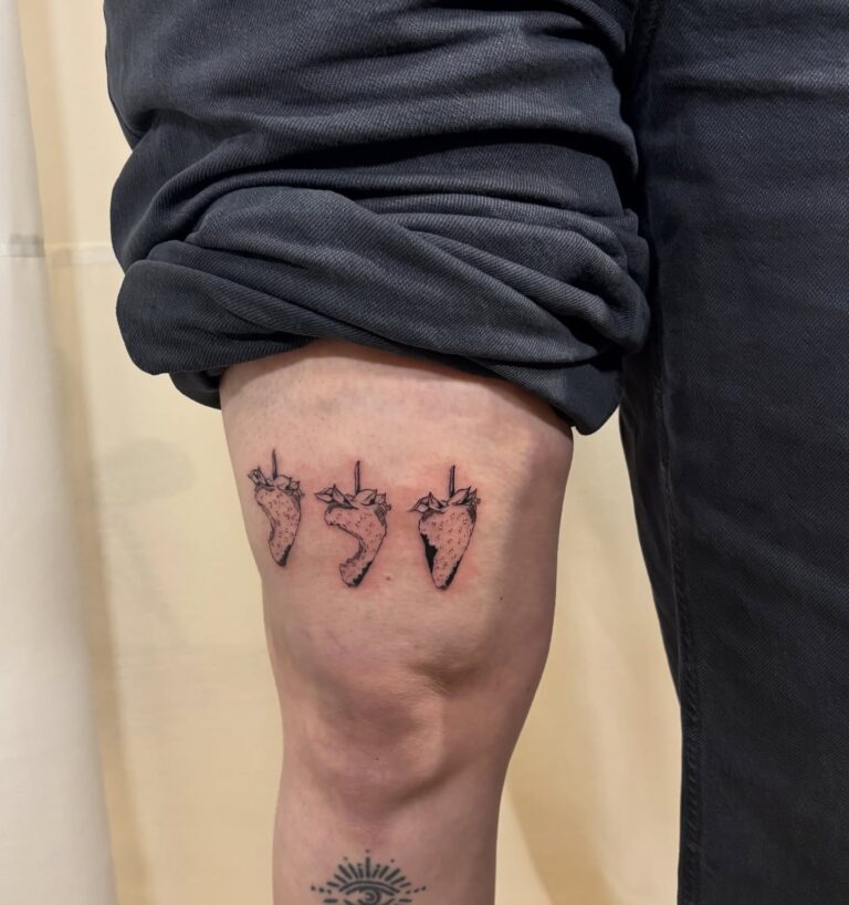 Tetování znak a symbol života na stehno
