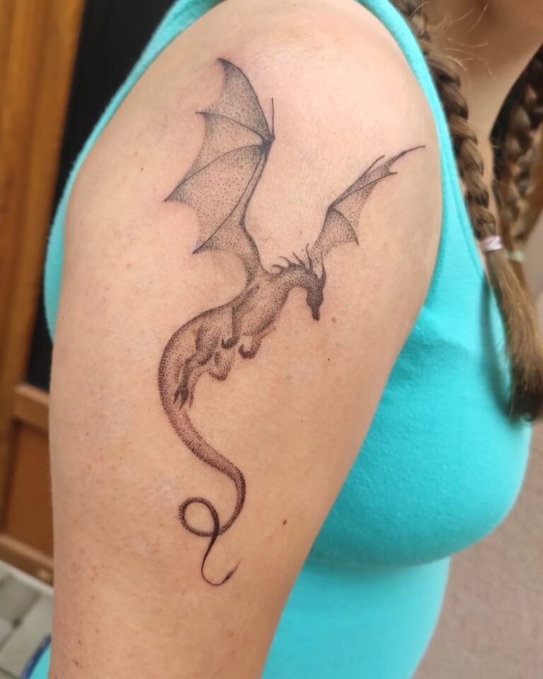 Tetování mýtická bytost fénix na rameno