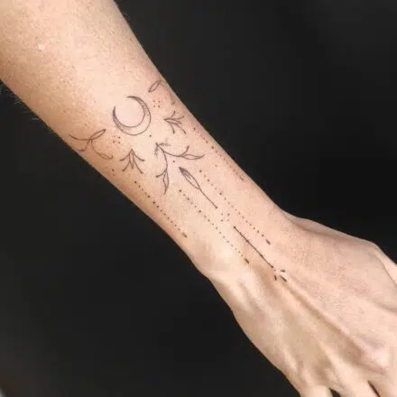 Tetování měsíc, ornamenty na předloktí