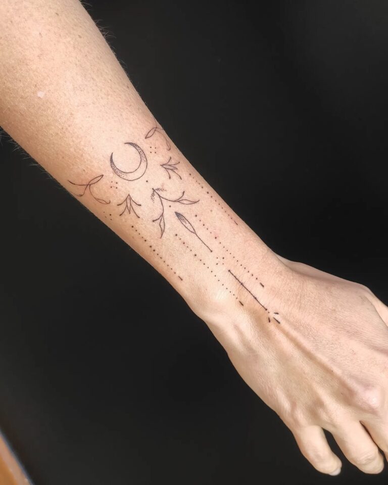Tetování měsíc, ornamenty na předloktí
