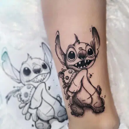 Tetování z filmů a pohádek na lýtku – Stitch
