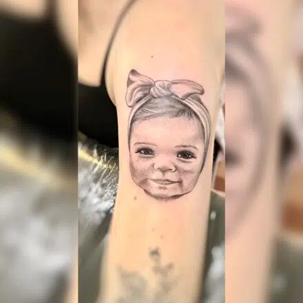 Tetování portrétu dítěte na rameni