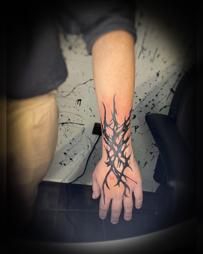 Tetování čáry black work na ruce