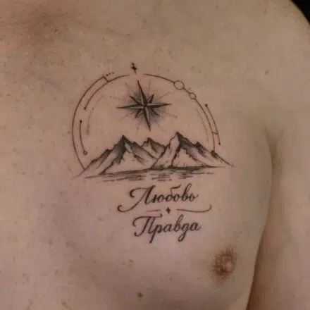 Tetovaní hory s kompasem na hrudníku