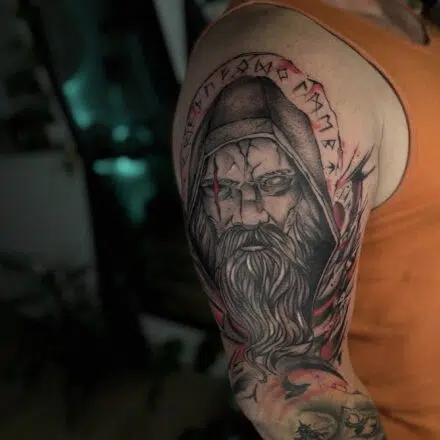Tetování viking a runy na rameni