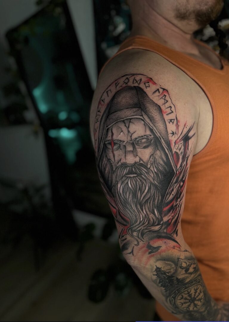 Tetování viking a runy na rameni