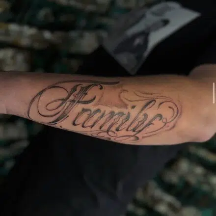 Tetování nápis, family na předloktí
