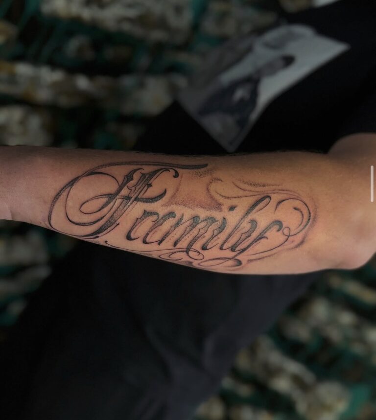 Tetování nápis, family na předloktí